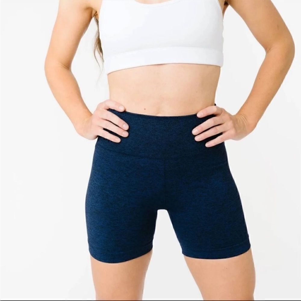 EXCELLENT CONDITION WOMEN’S SIZE MEDIUM DARK NAVY SEAMLESS HUSTLE ZYIA SHORTS